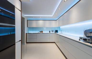 Натяжные потолки на кухне