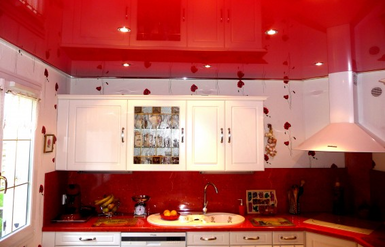 Натяжные потолки на кухне